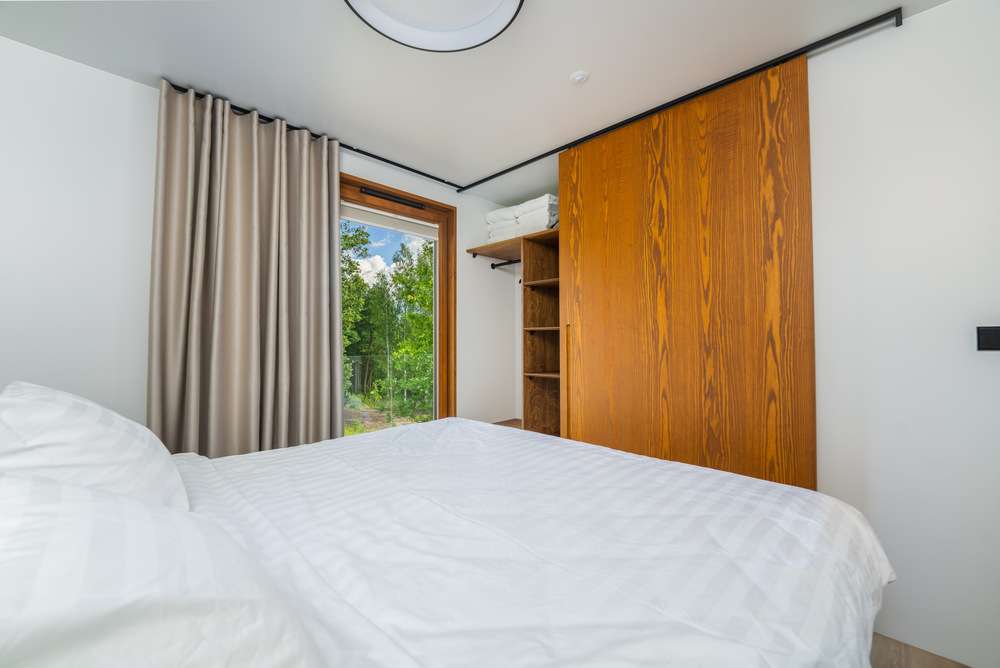 Bathroom: mirror, LEDs, glass doors, wall integrated shower and sink mixer, electric floor heating, blinds, etc.