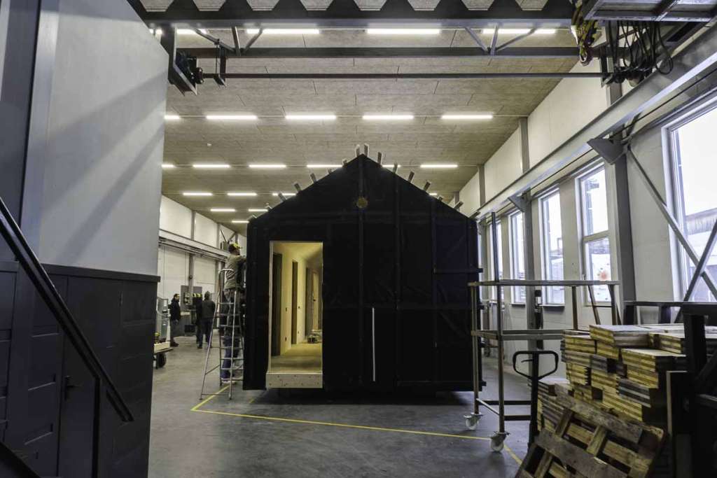 NordCabin. En ren och trevlig arbetsmiljö på fabriken i Lettland, även under snön.