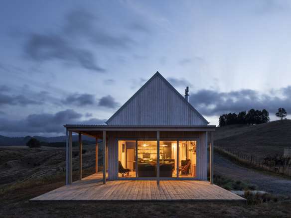 Karangahake House: A Nature-Inspired Prefabricated Family Home