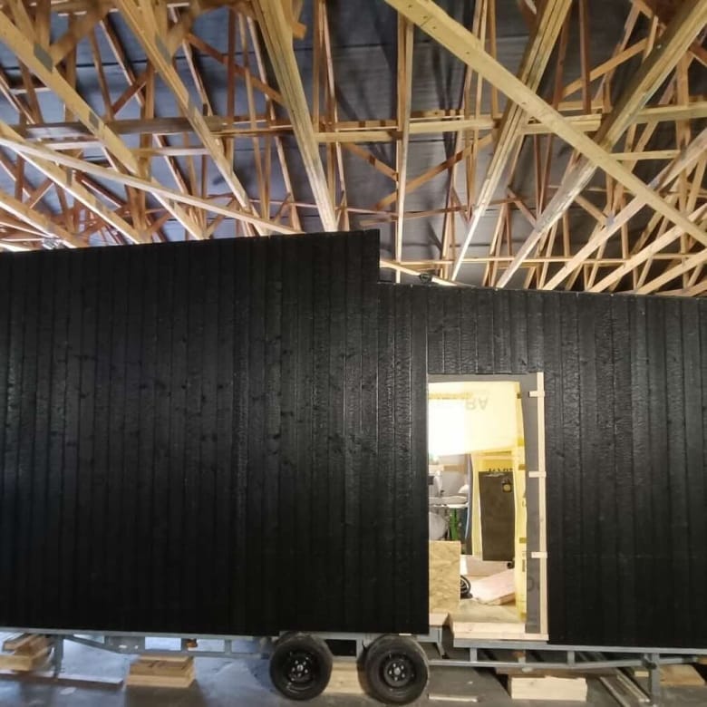 Tiny House Loft Baltic Tiny House – Esterno in legno bruciato
