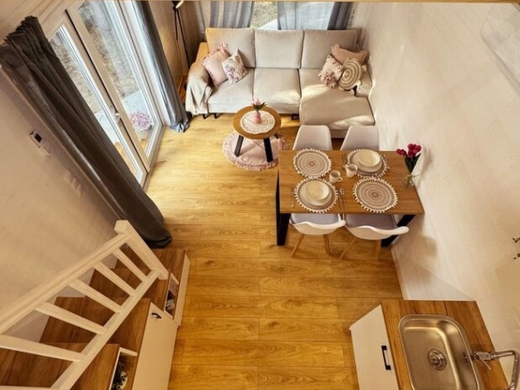 SMILE- Delightful, bright & spacious tiny living