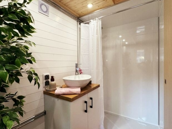 SMILE- Delightful, bright & spacious tiny living