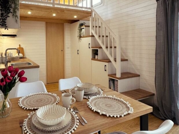 SMILE- Delightful, bright & spacious tiny living