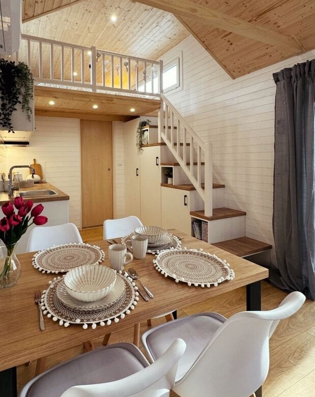 SMILE- Delightful, bright & spacious tiny living