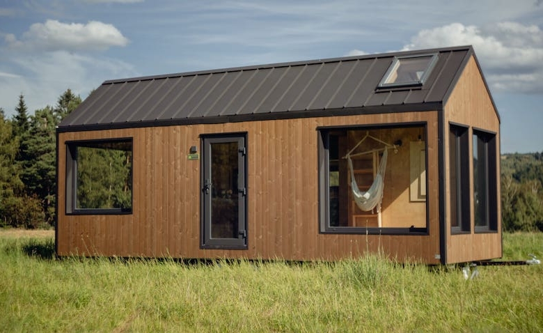 JULIA-Slow life philosophy with peaceful charm