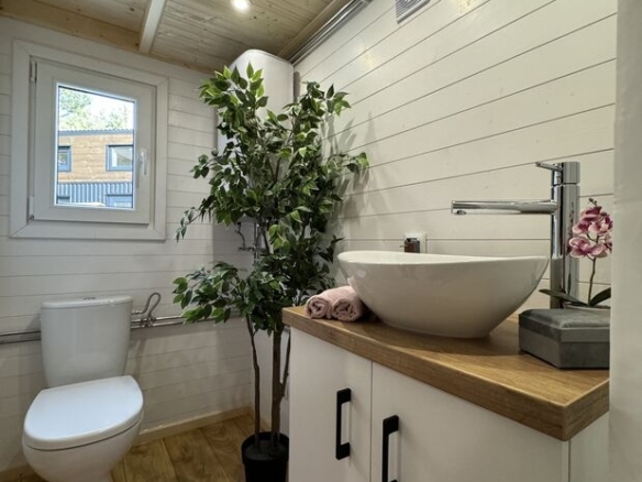 SMILE- Delightful, bright & spacious tiny living